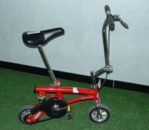 Mini bicicletta rossa con ammortizzatore